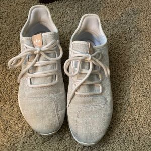 Adidas women’s gray and pink tubular size 8